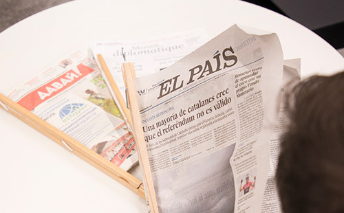 Eine Person liest eine spanische Tageszeitung 